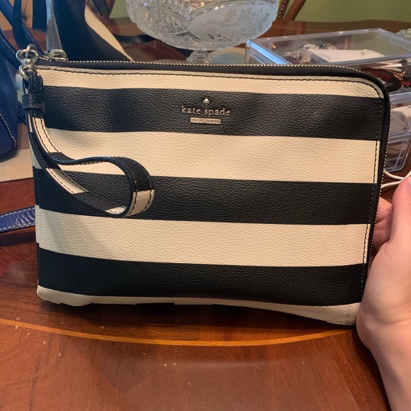 Kate spade wristlet with built in phone charger - Picture 1 of 3